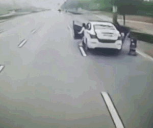Video: Mở cửa ô tô không quan sát, nữ tài xế bị xe buýt tông tử vong