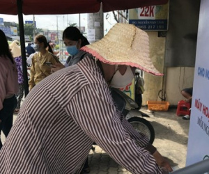 Dân nghèo rưng rưng nước mắt vì được nhận gạo miễn phí lúc khó khăn