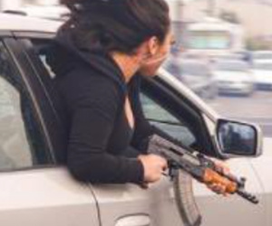Mỹ: Người phụ nữ ôm AK-47 nhoài người ra cửa xe như phim hành động