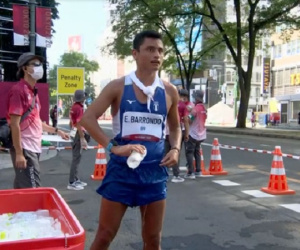 Lấy được chai nước khi đang tranh tài giữa trời nóng nực, VĐV Olympic có hành động 'nhạy cảm' khiến nhiều người phải quay đi