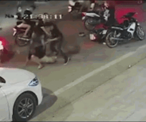 Video: 2 thanh niên chặn đường, đánh người đàn ông ngất xỉu rồi bỏ đi