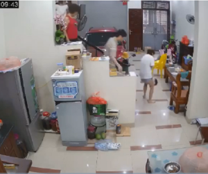 Bé gái đang chơi bỗng dưng tím tái mặt mày, nguyên nhân do hóc một món nhiều trẻ thích ăn