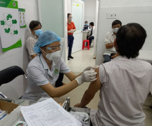 Người tiêm đủ 2 mũi vắc-xin Covid-19 đến từ vùng có dịch không phải cách ly tập trung