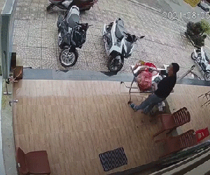 Đang sắp đồ ngoài hiên, người đàn ông choáng váng khi tình huống kinh hoàng ập đến trong tích tắc