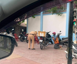 TP.HCM: Hình ảnh shipper quỳ gối xin tha sau khi vi phạm quy định phòng chống dịch khiến nhiều người tranh cãi