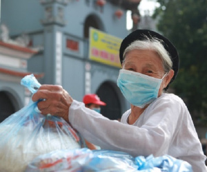 Hà Nội: Ấm lòng những suất gạo miễn phí tặng người dân nghèo giữa dịch Covid-19