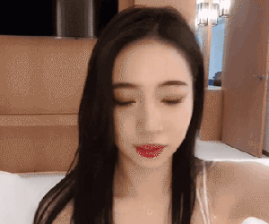 Vừa gây sốc khi khoe vòng ba trên sóng, nữ streamer xinh đẹp tiếp tục làm dậy sóng CĐM khi tự rò rỉ ảnh thả rông nhạy cảm