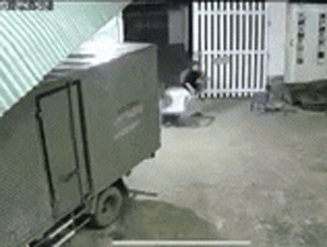 Mang ghế ra cổng hóng mát sau 18 giờ, nhóm người chạy toán loạn khi nghe tiếng xe máy