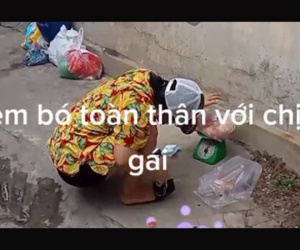 Đặt đồ ăn online thời covid, người phụ nữ ngồi cân đi cân lại mới chịu nhận khiến nam shipper trách móc: 'Tốn thời gian quá!'