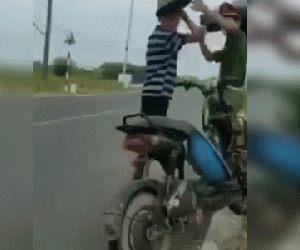 Cụ ông '90 tuổi đầu, không sợ thằng nào' cầm mũ cối đánh công an ở chốt kiểm dịch