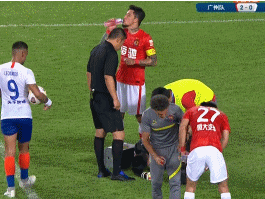 Thủ môn tuyển Trung Quốc bị cựu sao Man United đá vào 'chỗ hiểm', phải khâu 10 mũi