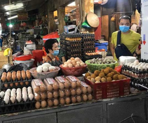 Giá trứng, rau quả lại tăng vọt: Bình ổn giá ở đâu?