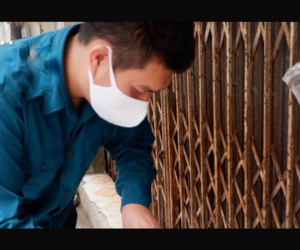 Nhờ anh dân quân mua giúp vỉ thuốc, cô gái trong khu phong tỏa nhận được món quà bất ngờ gây xúc động mạnh