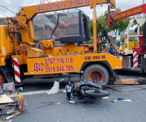 TP.HCM: Va chạm với xe máy băng qua đường, xe tải chở gạo tiếp tục tông người đi xe đạp tử vong
