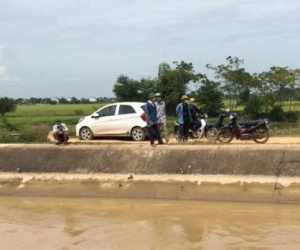 Bất thường chiếc ô tô đỗ cạnh bờ sông, tìm thấy thi thể 1 phụ nữ