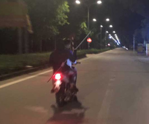 Đánh võng, bốc đầu xe máy, ném dao phóng lợn về phía công an