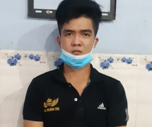Nam thanh niên bị bắt khi đang đi giao súng đạn