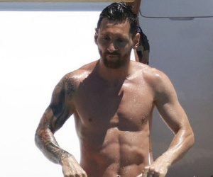 Messi thảnh thơi mặc quần đùi đi bơi trong lúc cả thủ đô Paris mất ăn mất ngủ vì anh