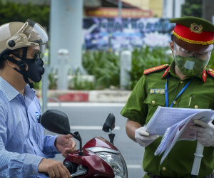 Hà Nội: 3 thanh niên mua 9 giấy đi đường giá 12 triệu đồng ở hiệu cầm đồ