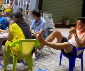 CLIP: Nhóm người say xỉn lăng mạ lực lượng chức năng, thách thức 'Cao lắm là 50 triệu. Đừng gửi giấy về nhà là được, kinh lắm'