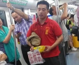 Bức ảnh một người ăn xin gây xôn xao Trung Quốc: Thân thế người trong ảnh chính là lý do