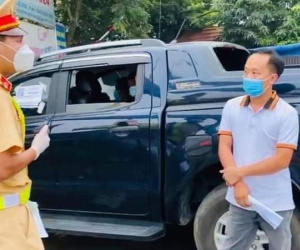 Xe luồng xanh 'giấu' 4 người chưa XN Covid-19 ở ghế sau để đưa vào Hà Nội