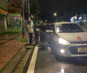 Cặp vợ chồng đi bộ dưới mưa từ Hà Nội về Hoà Bình chịu tang mẹ và hành động đẹp của tổ công tác chốt kiểm soát