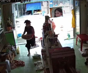 Lại xuất hiện 'thánh tốc độ': Thấy công an, 2 người phụ nữ quăng vội sạp rau, chạy mất dép theo đúng nghĩa đen