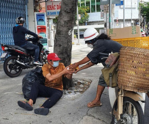 Thanh niên khỏe mạnh nói dối để xin chú nhặt ve chai 20 ngàn đổ xăng, hành động sau đó của cả 2 khiến MXH 'bùng nổ'