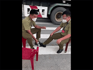 Tiếng cười giòn tan của 2 cán bộ chơi trò 'lộn chai nước' tại chốt kiểm dịch, dân tình hào hứng xem hình phạt dành cho người thua