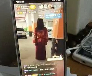 Đang livestream gặp 'ma' áo đỏ, cô gái xanh mặt cầu cứu, dân mạng vội vàng báo cảnh sát và cái kết bật ngửa