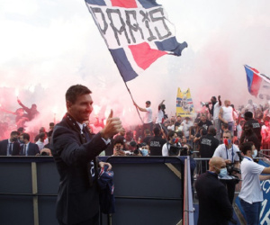 Fan PSG đánh trống nhảy múa reo hò sung sướng, đốt pháo sáng mù mịt khi được Messi vẫy chào