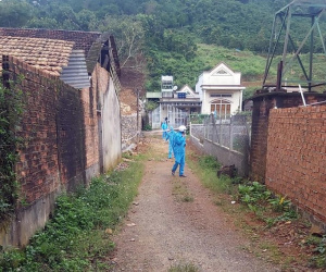Xe cứu thương bỏ bệnh nhân Covid-19 dọc đường khiến 7 hộ dân bị phong tỏa