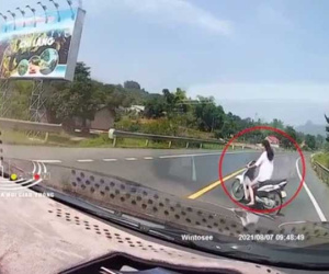 Video: Cô gái trẻ 'đầu trần' đi xe máy sang đường cực ẩu suýt khiến tài xế ô tô gặp họa