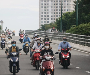 Ảnh: Đường phố Sài Gòn bất ngờ đông đúc trở lại dù vẫn đang thực hiện Chỉ thị 16