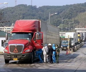 Trung Quốc siết chặt kiểm soát, nông sản ùn ứ tại cửa khẩu