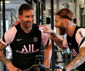 Hình ảnh Messi và 'kẻ thù không đội trời chung' ôm nhau thắm thiết gây bão truyền thông
