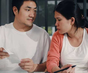 Ở nhà mùa dịch, cú điện thoại lén lút khi vợ đang ngủ trưa 'lột mặt nạ' gã chồng phản bội và cái kết đắng
