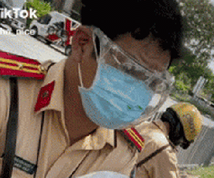 Cô gái nhờ người quen đưa đi tiêm vaccine vì 'không bắt được grab', dân tình vỗ tay vì thái độ cứng rắn của CSGT