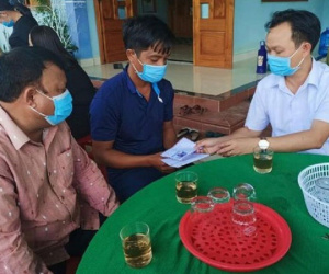 Trèo cây hái nhãn, 3 cháu bé bị ong đốt, 1 bé gái 6 tuổi tử vong