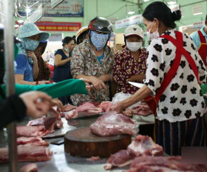 Mớ rau muống 40 nghìn, chanh tăng giá gấp đôi: Dân chen mua, chợ cháy hàng