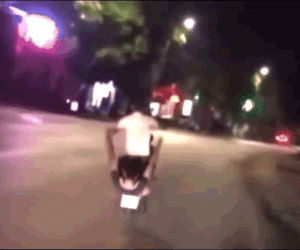 Video: Trổ tài bốc đầu giữa đêm khuya, 2 thanh niên nhận ngay kết đắng