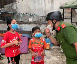 Ra đường đánh cầu lông bị công an phạt, 2 nhóc tỳ nhất định không 'khai' địa chỉ nhà và cái kết khiến dân tình cười ngã ngửa