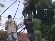 Nghẹt thở giải cứu người đàn ông bị điện cao thế phóng trúng, treo lơ lửng trên cột điện
