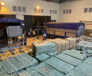 'Đột kích' kho hàng 50 tấn nghi giả mạo nhãn hiệu do người đàn ông Trung Quốc làm chủ