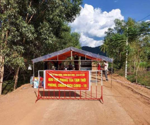 Con cách ly tại nhà, mẹ tụ tập đánh bài, vài ngày sau địa phương xuất hiện ổ dịch lớn