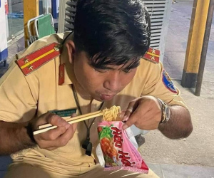 Khoảnh khắc chiến sĩ CSGT ăn vội gói mì không cần bát: Hóa ra là khắc tinh của "hội Racing boy" Bình Dương
