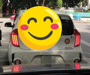 Thông báo liên quan đến dịch Covid-19 được dán sau kính ô tô khiến người đi đường rưng rưng