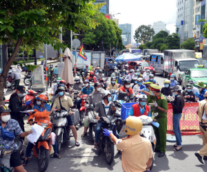 TP Hồ Chí Minh: Người dân vẫn đổ ra đường gây ùn tắc tại các chốt kiểm soát