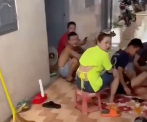Nhóm người đang tụ tập đánh bài, cười nói vui vẻ thì bất ngờ hốt hoảng, im bặt khi thấy công an